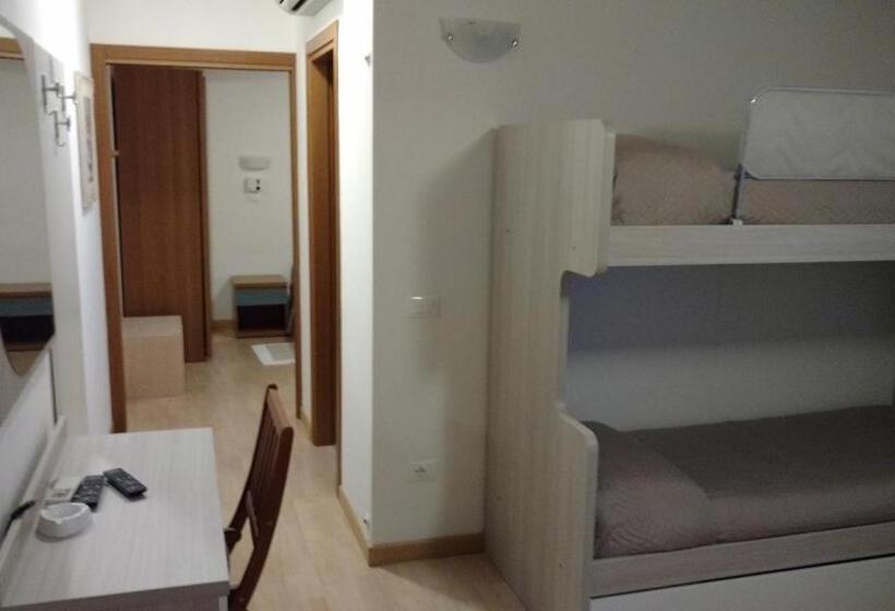 آپارتمان یک خوابه با دری مشترک که هال را جدا می کند., La Brezza Frontemare