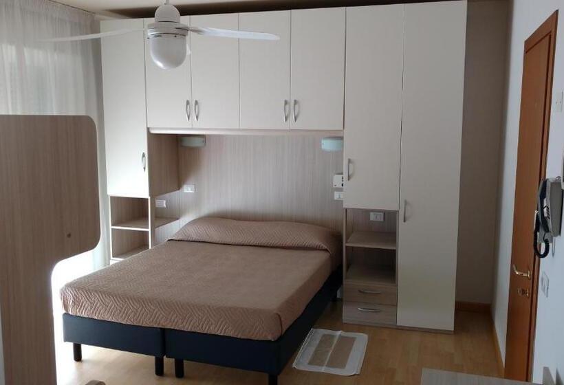 آپارتمان یک خوابه با دری مشترک که هال را جدا می کند., La Brezza Frontemare