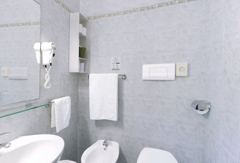 اتاق استاندارد چهارنفره با چشم‌انداز جانبی دریا, La Brezza Frontemare