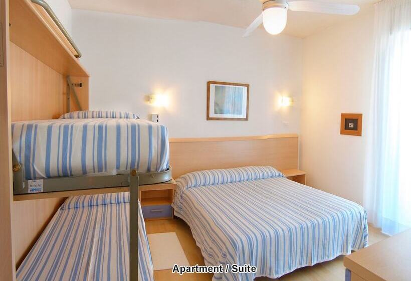 اتاق استاندارد چهارنفره با چشم‌انداز جانبی دریا, La Brezza Frontemare