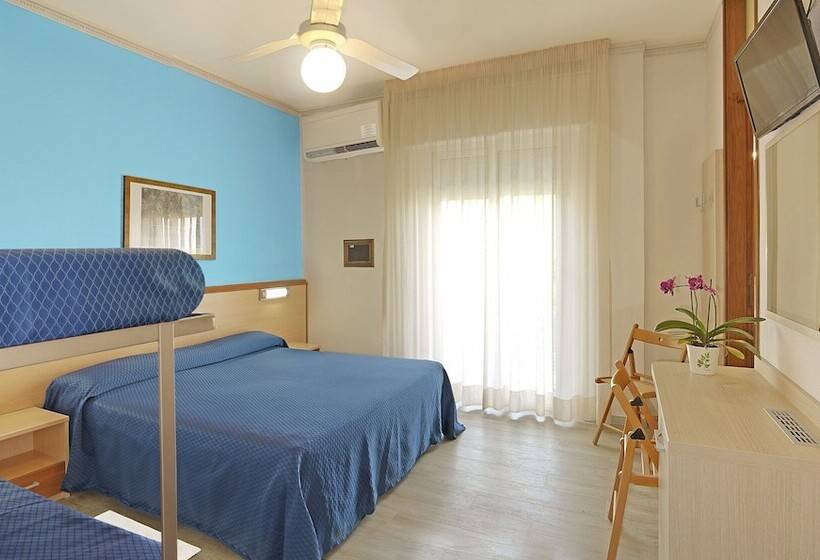 اتاق استاندارد چهارنفره با چشم‌انداز جانبی دریا, La Brezza Frontemare