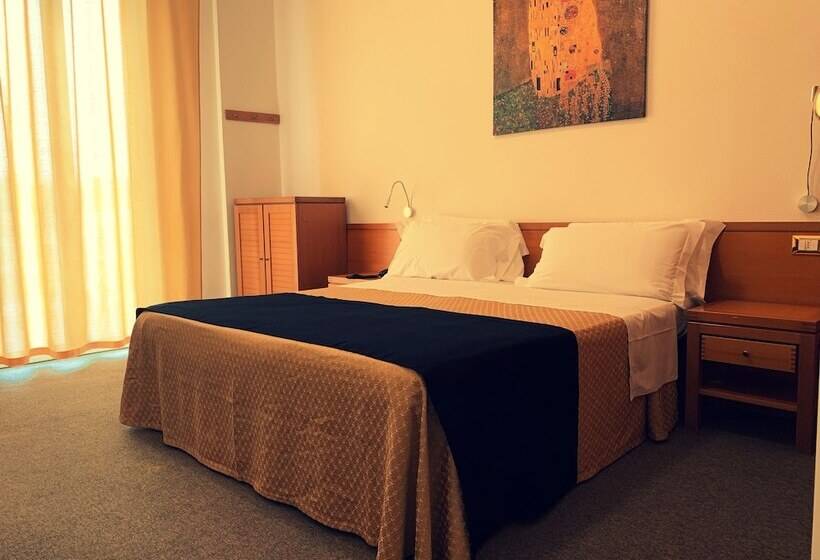 غرفة سوبيريور ذات إطلالة جانبية على البحر, Miami Beach