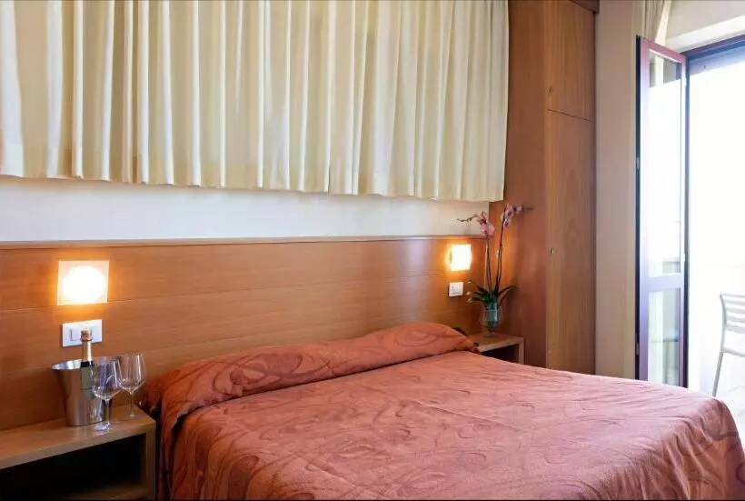 اتاق استاندارد سه نفره, Mirage