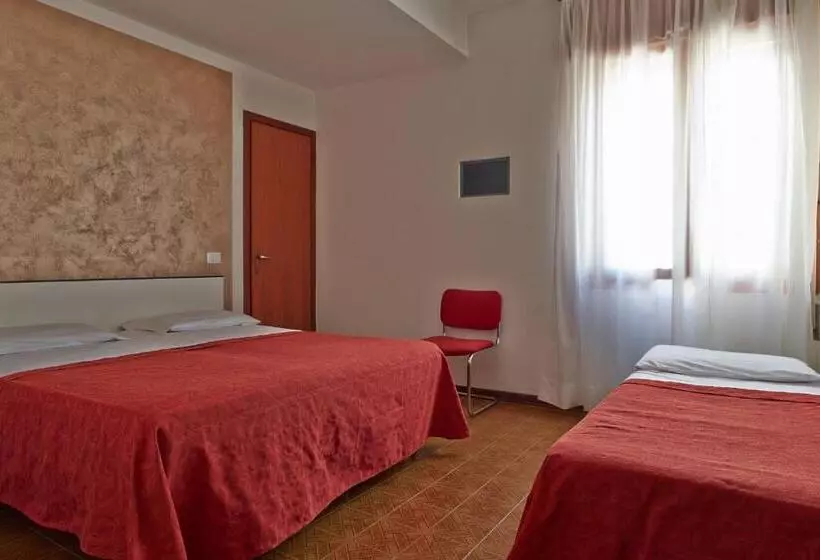 Economy Triple Room, Nazionale