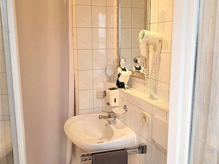 Standard Yhden Hengen Huone, Neuenfels