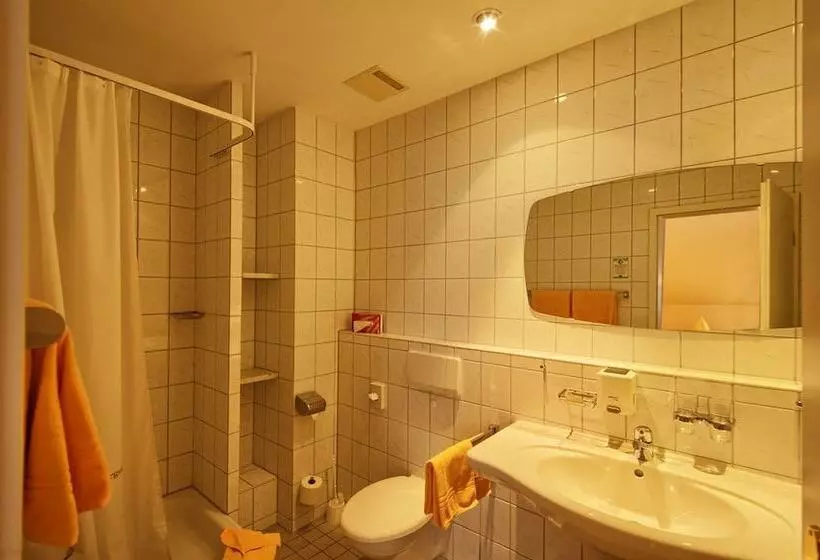Standard Yhden Hengen Huone, Neuenfels