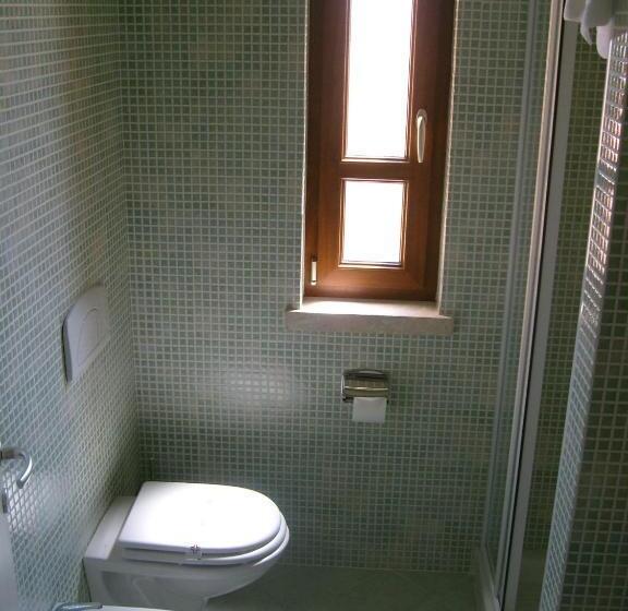 חדר סטנדרט לשלושה, Raffael Phg