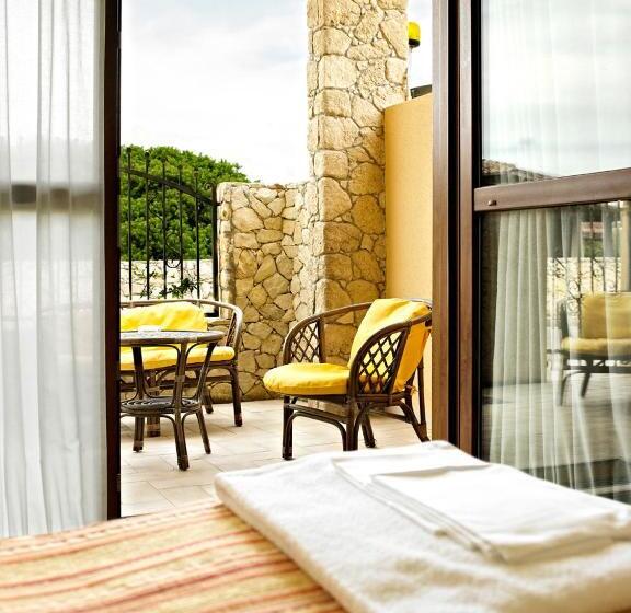 חדר אקונומי, Raffael Phg