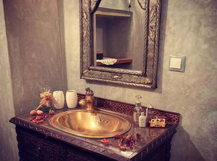 سوییت سوپریور, Riad Felloussia