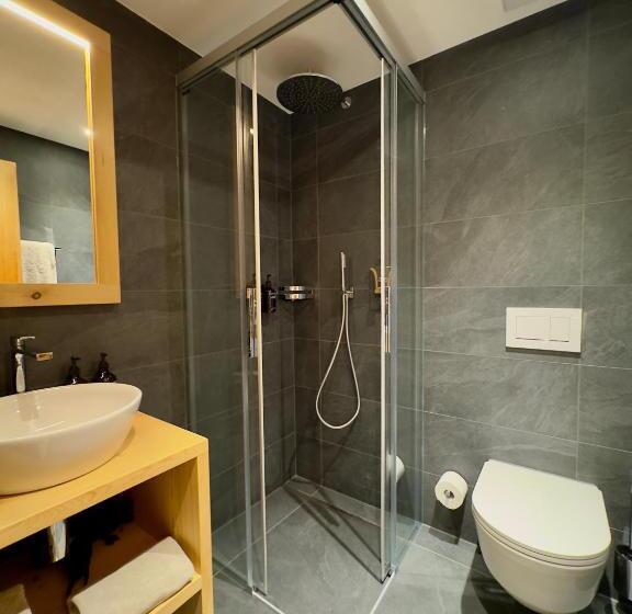 סוויטת ג'וניור עם מרפסת, Seven Alpina Boutique