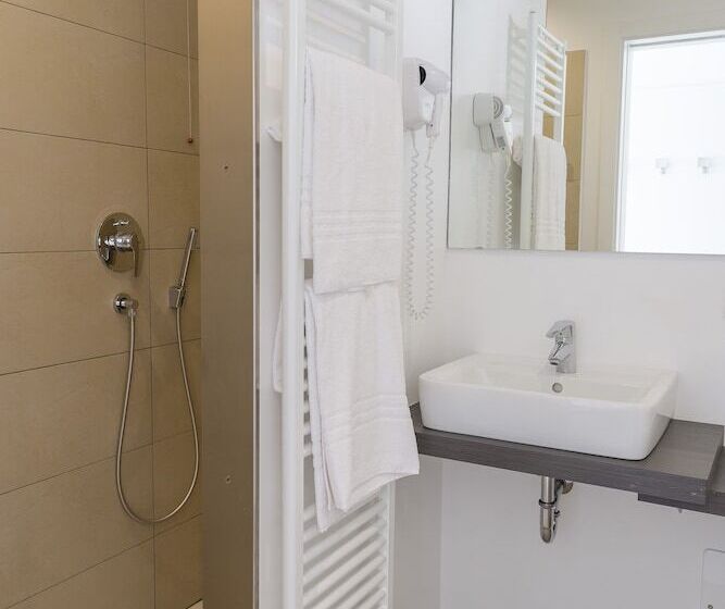 标准三人间, Villa Katy