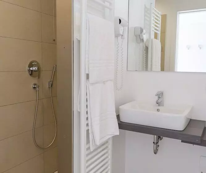 اتاق استاندارد سه نفره, Villa Katy