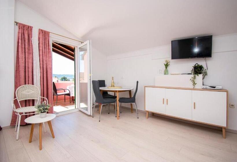 带海景的标准工作室, Villa Rosa