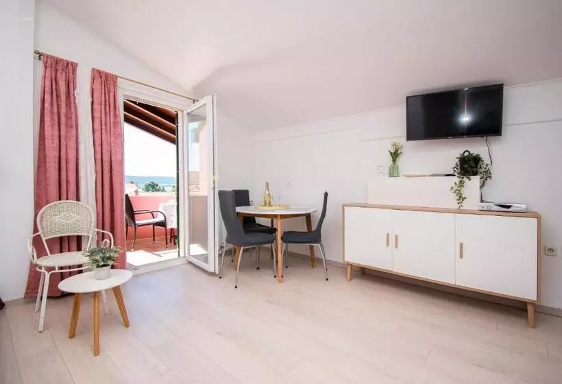 استودیوی استاندارد با چشم‌انداز دریا, Villa Rosa