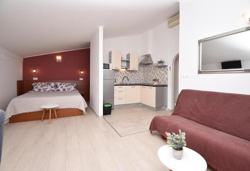 带海景的标准工作室, Villa Rosa