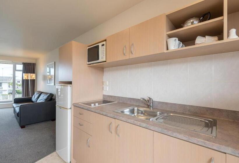 스위트, Baywatch Motor Inn