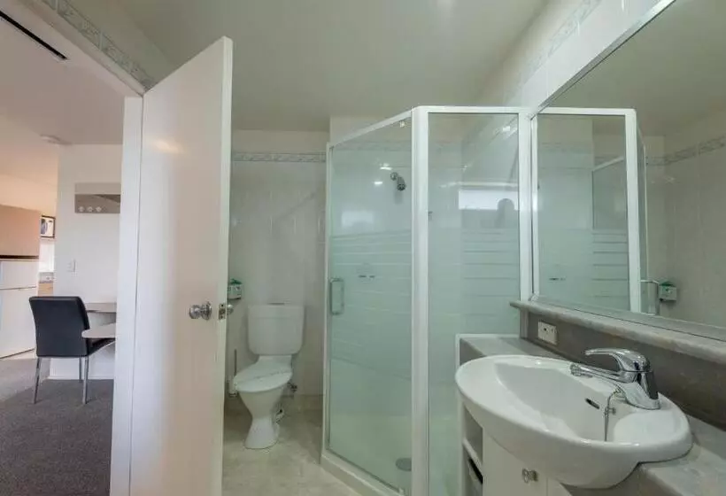 سوییت, Baywatch Motor Inn