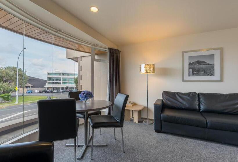 스위트, Baywatch Motor Inn