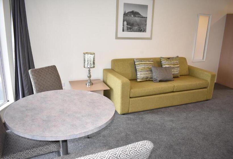 스위트, Baywatch Motor Inn