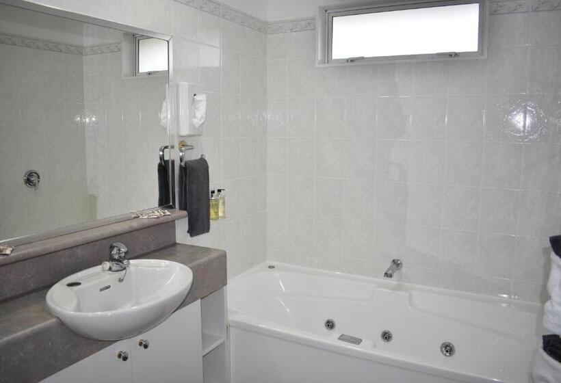 스위트, Baywatch Motor Inn