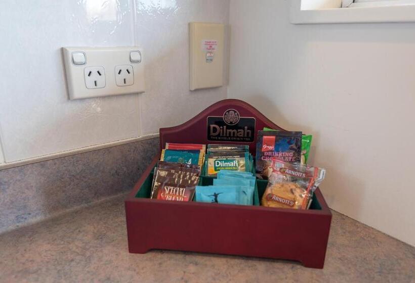 이그제큐티브 스튜디오, Baywatch Motor Inn