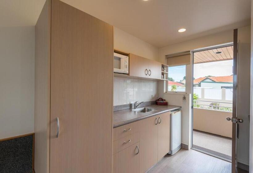 이그제큐티브 스튜디오, Baywatch Motor Inn