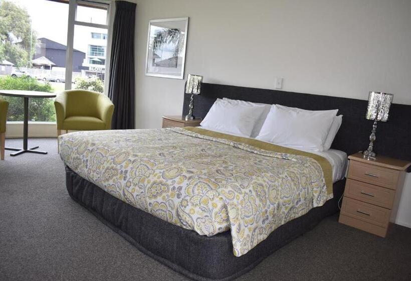 스탠다드 스튜디오, Baywatch Motor Inn