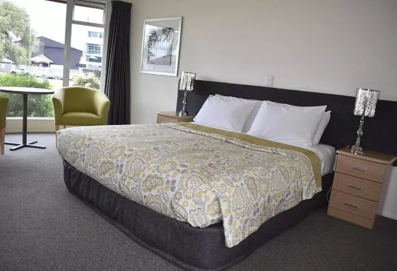 استودیوی استاندارد, Baywatch Motor Inn