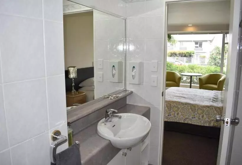 استودیوی استاندارد, Baywatch Motor Inn
