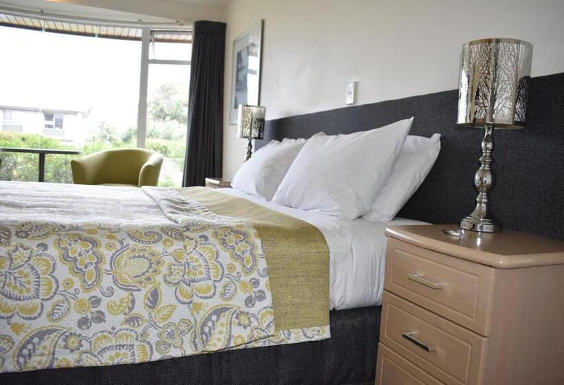 스탠다드 스튜디오, Baywatch Motor Inn