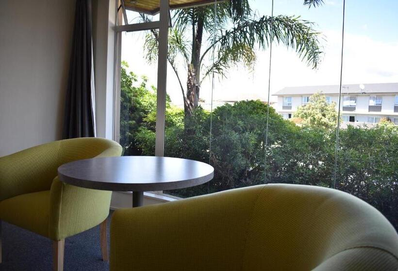 스탠다드 스튜디오, Baywatch Motor Inn