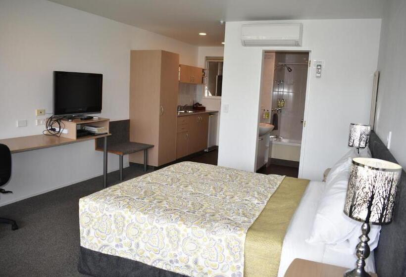 이그제큐티브 스튜디오, Baywatch Motor Inn