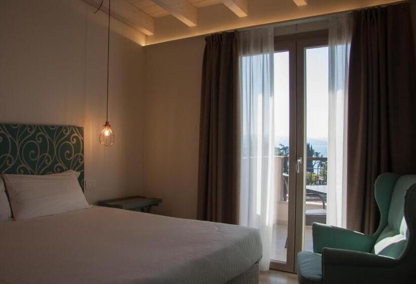 Superior room with lake view, Berta