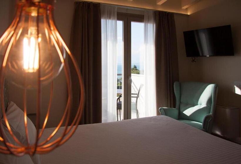 Superior room with lake view, Berta