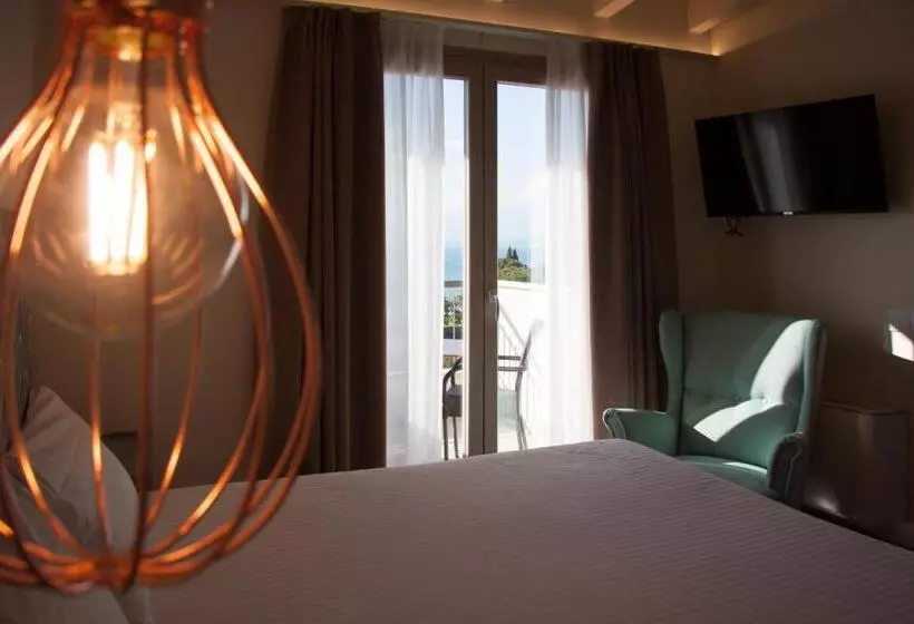 Superior room with lake view, Berta