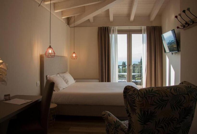 Superior room with lake view, Berta