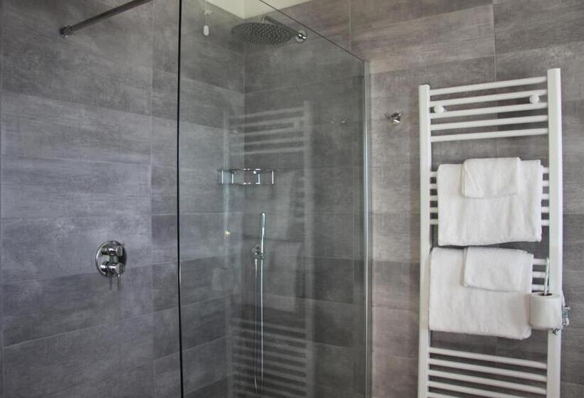 Superior room with lake view, Berta