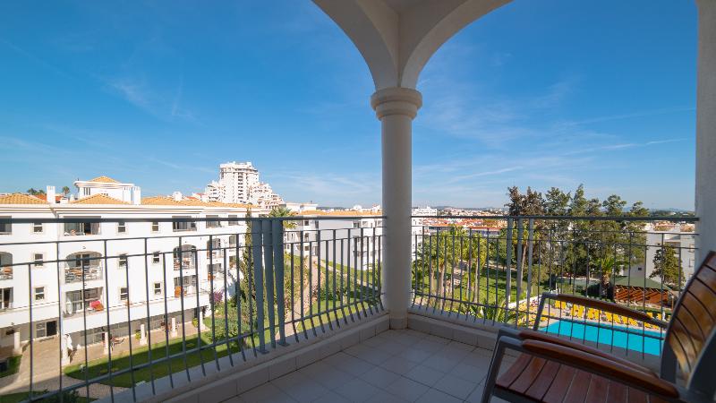 スタンダードトリプルルーム, Delcas