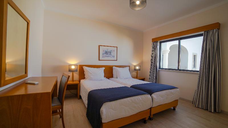 スタンダードトリプルルーム, Delcas