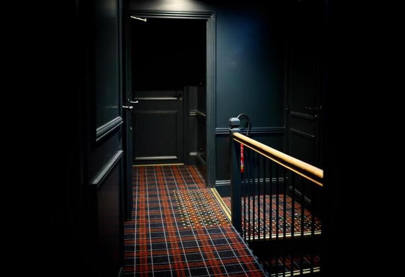 デラックストリプルルーム, Des Carmes