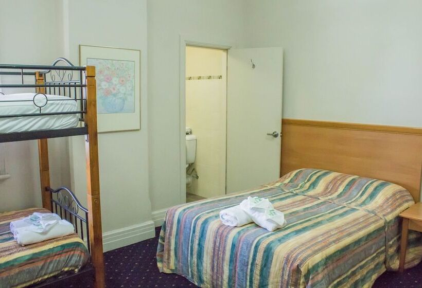 חדר משפחתי, Gardners Inn