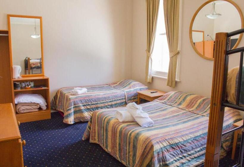 חדר משפחתי, Gardners Inn