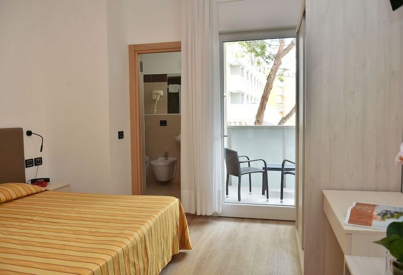 غرفة قياسية ثلاثية مزودة بشرفة, Golf S