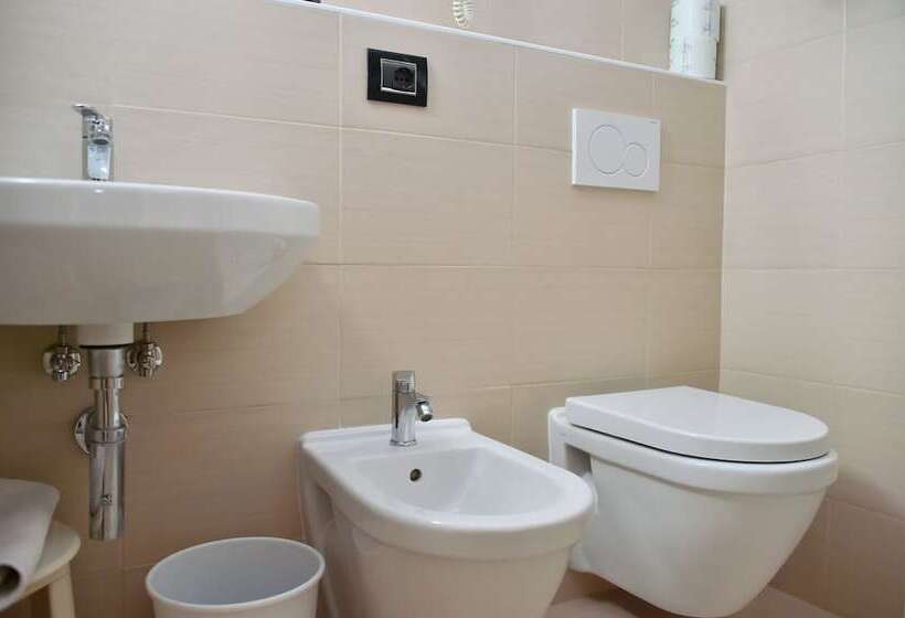 غرفة قياسية ثلاثية مزودة بشرفة, Golf S