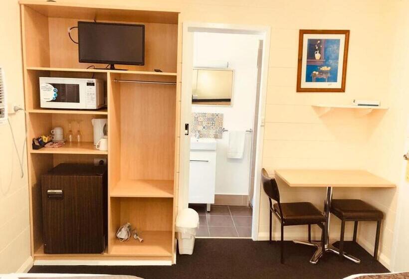 Номер Стандарт, Red Cedar Motel