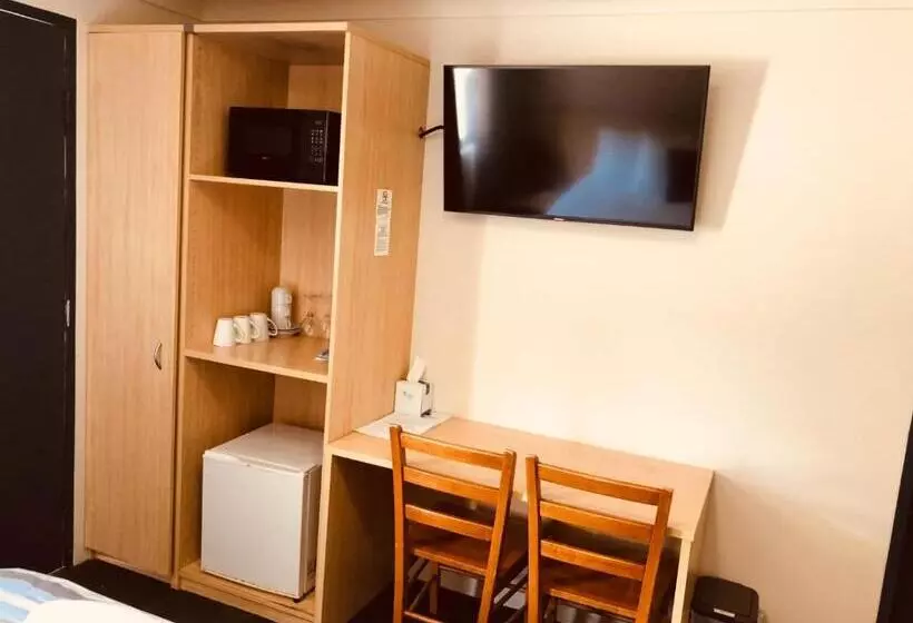 デラックスルーム, Red Cedar Motel