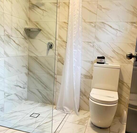 חדר דלוקס, Red Cedar Motel