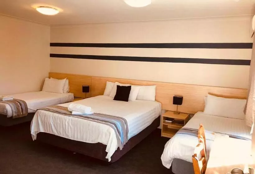 ファミリールーム, Red Cedar Motel