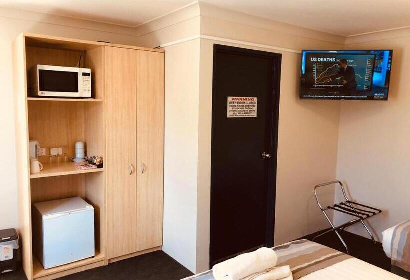 חדר משפחתי, Red Cedar Motel