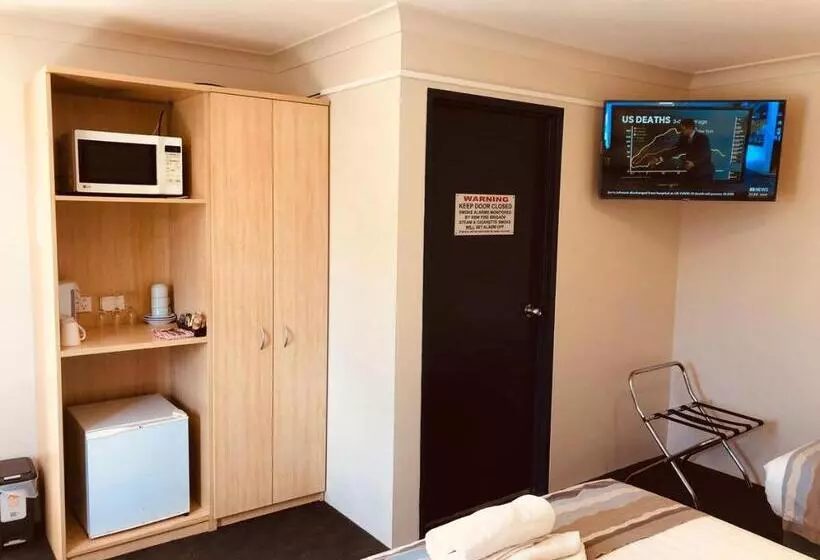 ファミリールーム, Red Cedar Motel